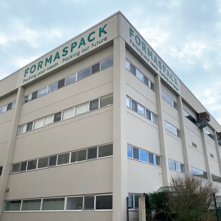 Rótulo en fachadade edificio en Cantabria