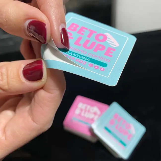 Detalle de pegatinas publicitarias de medio corte con acabado profesional